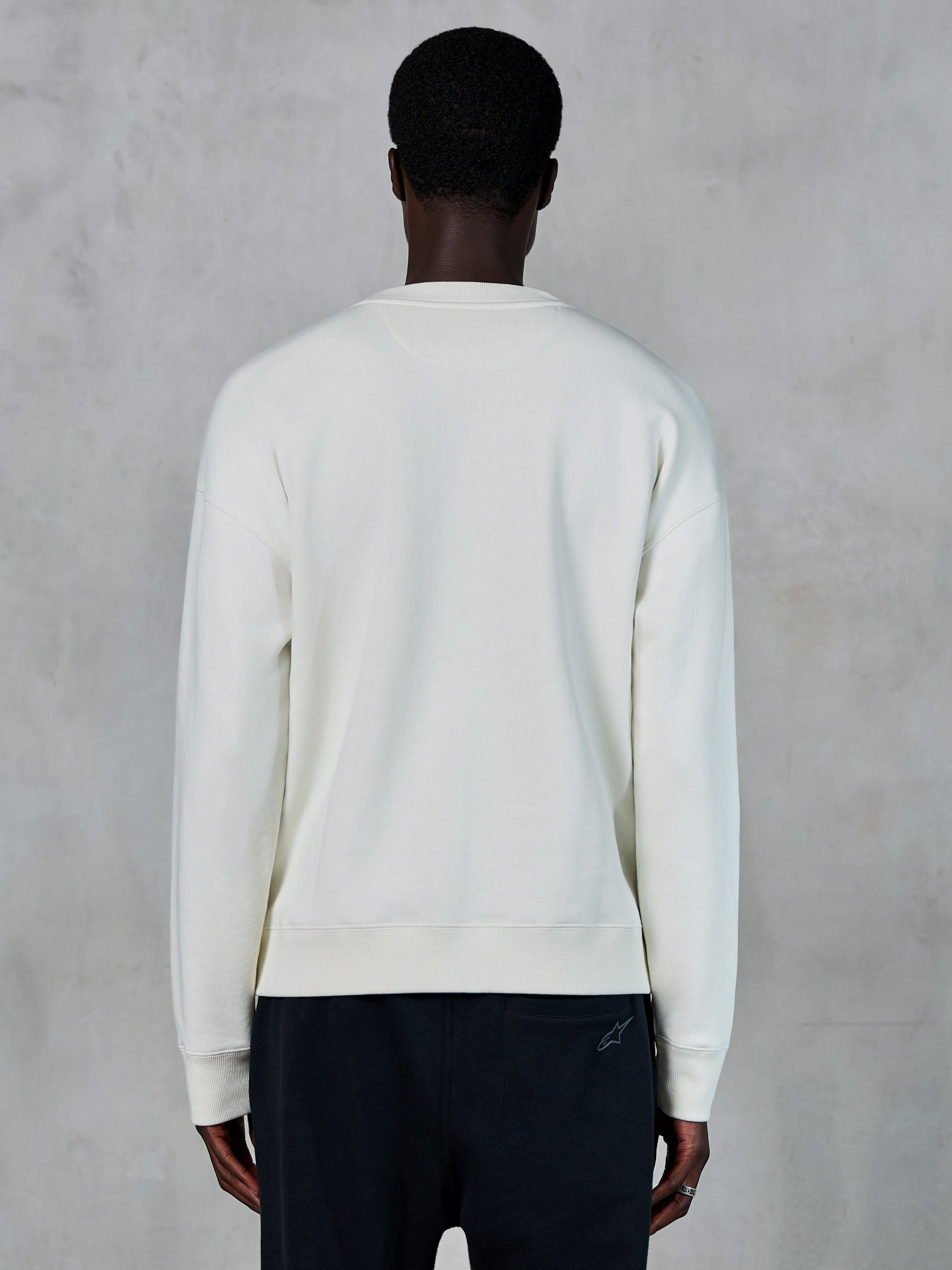 Alpinestars Essentials Ageless Crew, off-white crewneck sweatshirt, achteraanzicht, casual sportkleding, met geribbelde manchetten en zoom, strak design met een ontspannen pasvorm, premium zacht fleece materiaal