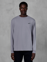 Alpinestars Essentials Ageless LS Tee, T-shirt met lange mouwen, zilver, gedragen door een model, met een klein zwart Alpinestars-logo op de borst, ontspannen eigentijdse pasvorm, biologisch katoen, casual streetwear