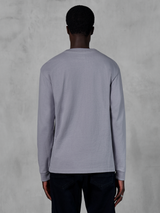 Alpinestars Essentials Ageless LS Tee, T-shirt met lange mouwen, Silver, achteraanzicht op model, premium biologisch katoenen jersey, ontspannen pasvorm, casual motorsport-geïnspireerde lifestylekleding