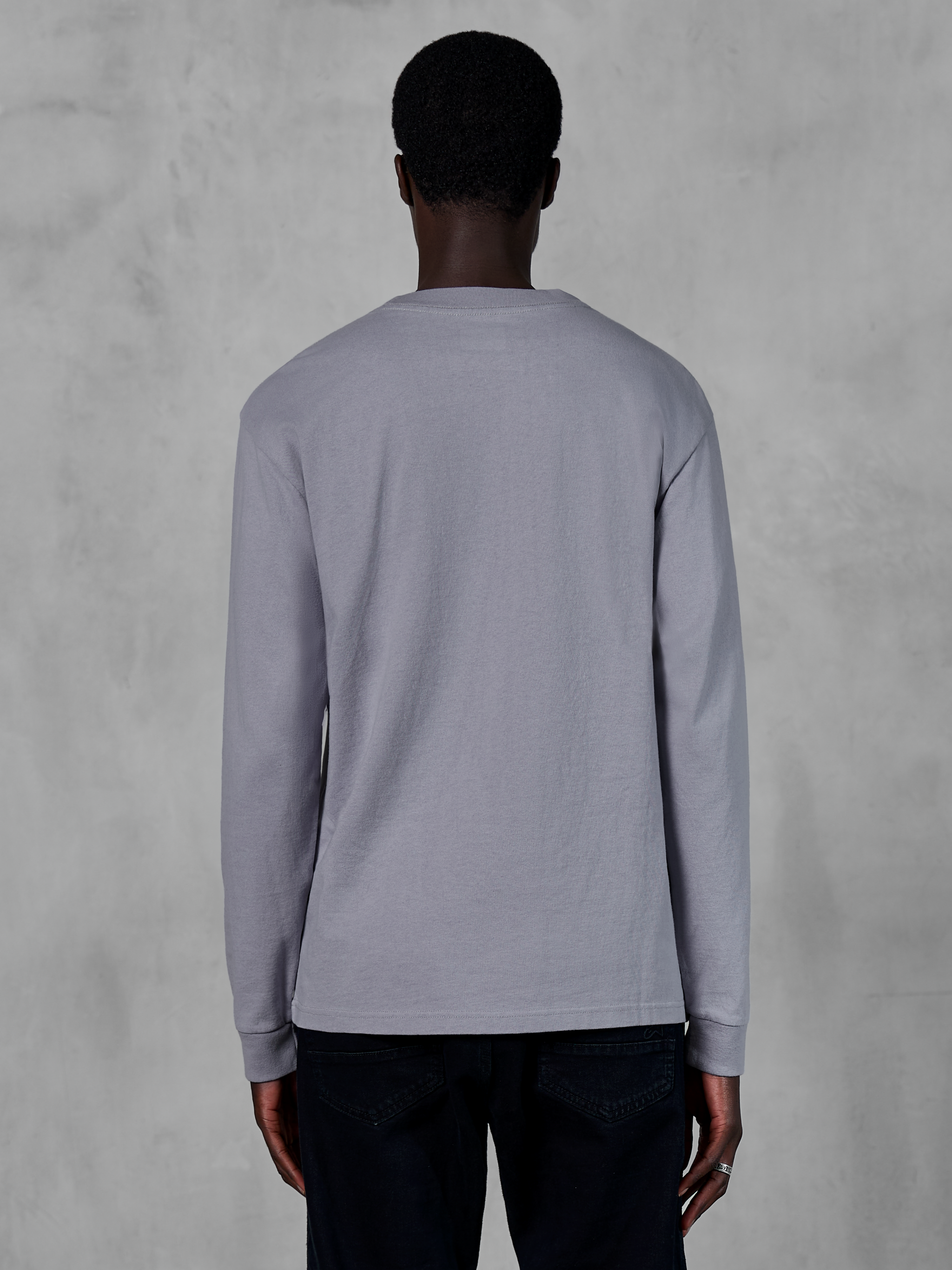 Alpinestars Essentials Ageless LS Tee, T-shirt met lange mouwen, Silver, achteraanzicht op model, premium biologisch katoenen jersey, ontspannen pasvorm, casual motorsport-geïnspireerde lifestylekleding