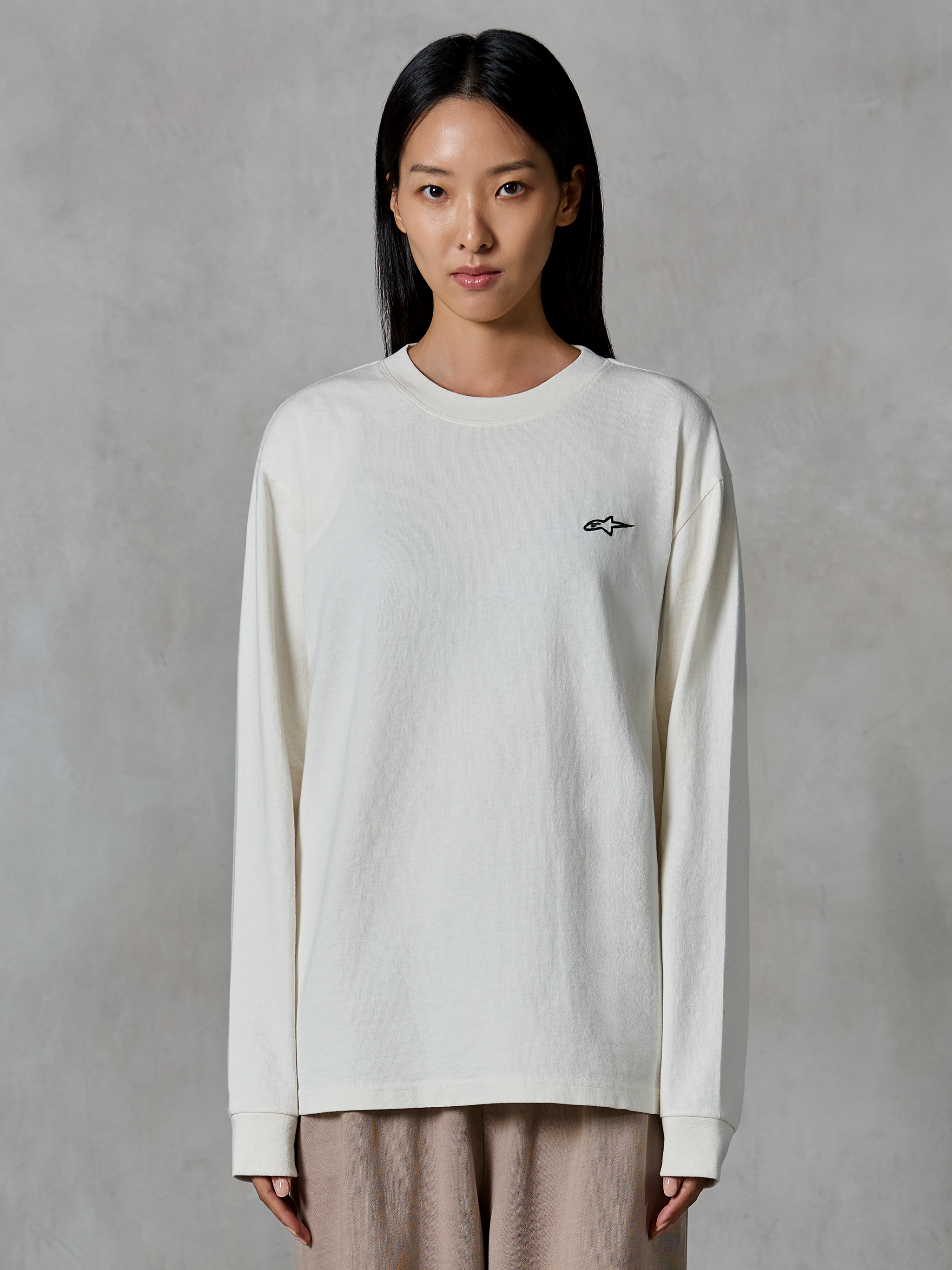 Alpinestars Essentials Ageless LS Tee, T-shirt met lange mouwen, Off White, met een klein zwart sterlogo op de borst, ontspannen eigentijdse pasvorm, biologisch katoenen jersey, casual motorsport-geïnspireerde streetwear