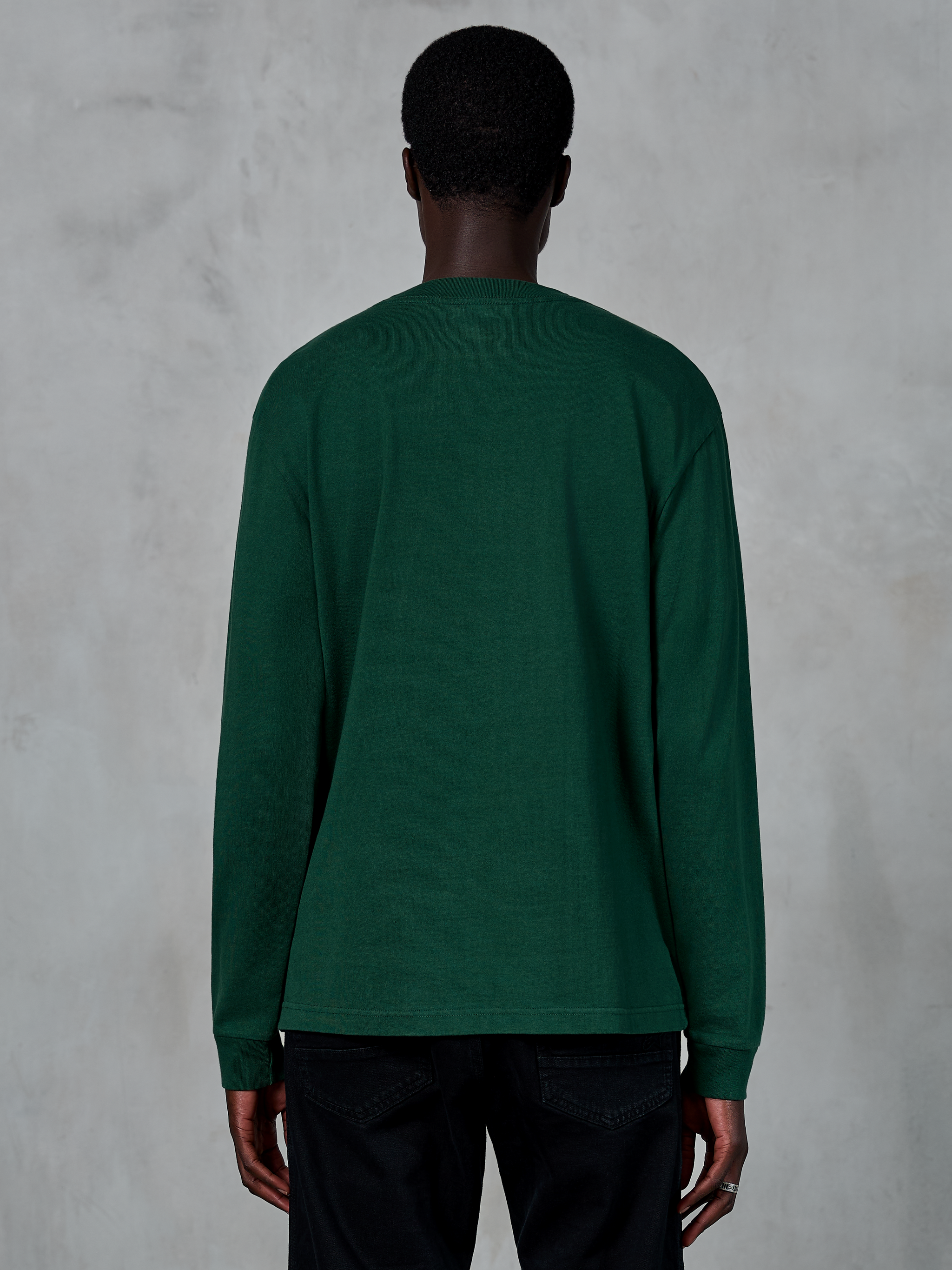 Alpinestars Essentials Ageless LS Tee, T-shirt met lange mouwen, Pine Green, achteraanzicht van model in een jersey T-shirt van biologisch katoen met ontspannen pasvorm, casual op motorsport geïnspireerde streetwear