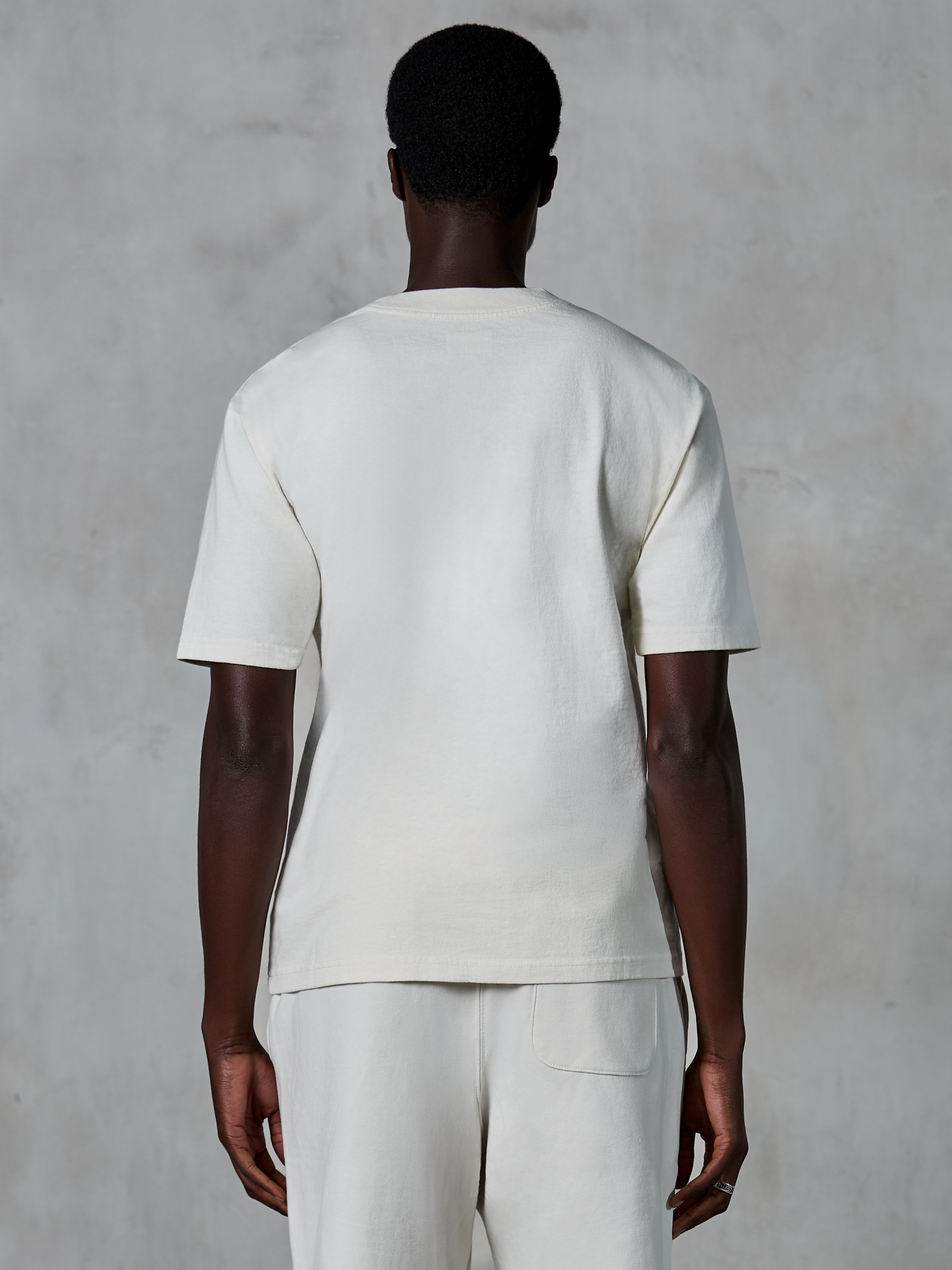 Alpinestars Essentials Ageless SS Tee, T-shirt met korte mouwen, off-white, subtiel Alpinestars-logo, ontspannen pasvorm, premium biologisch katoenen jersey, casual motorsport streetwear