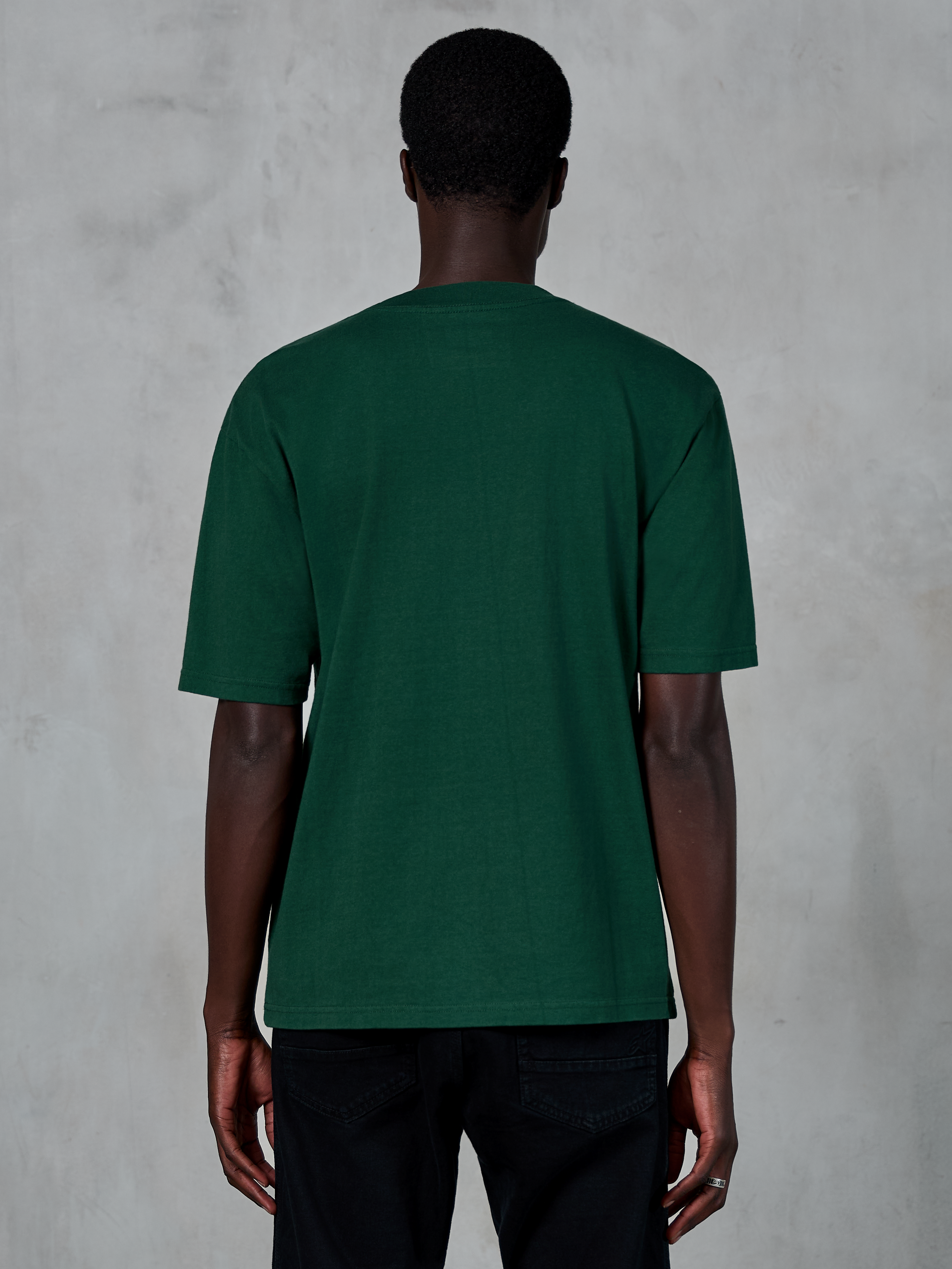 Alpinestars Essentials Ageless SS Tee, T-shirt met korte mouwen, Pine Green, achteraanzicht op model, relaxed fit, biologisch katoen, casual motorsport-geïnspireerde streetwear