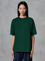 Alpinestars Essentials Ageless SS Tee, T-shirt met korte mouwen, Pine Green, gedragen door model, voorzien van een klein zwart logo op de borst, ontspannen pasvorm, biologisch katoen, casual streetwear