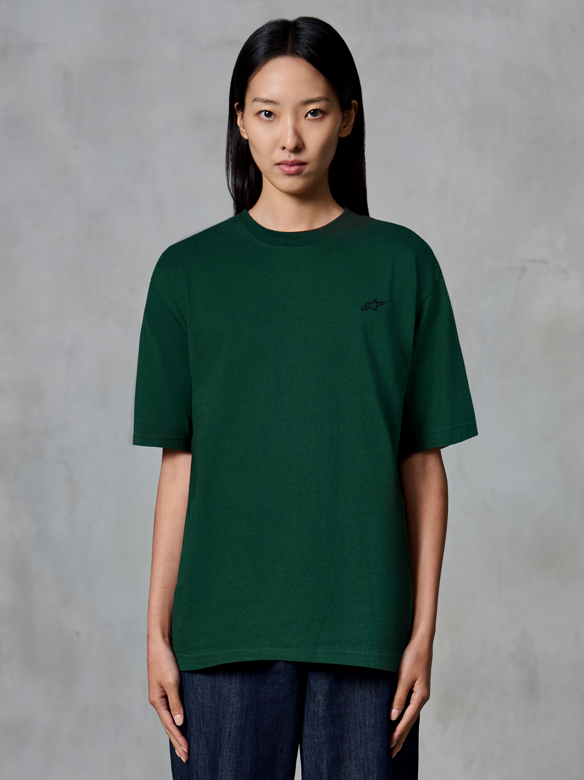 Alpinestars Essentials Ageless SS Tee, T-shirt met korte mouwen, Pine Green, gedragen door model, voorzien van een klein zwart logo op de borst, ontspannen pasvorm, biologisch katoen, casual streetwear