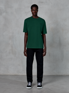 Alpinestars Essentials Ageless SS Tee, T-shirt met korte mouwen, Pine Green, voorzien van een subtiel zwart logo op de borst, gedragen door een model met zwarte broek en sneakers, casual lifestyle streetwear met een ontspannen pasvorm