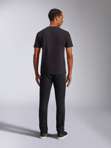 Alpinestars Shaded CSF Tee, T-shirt met korte mouwen, zwart, achteraanzicht op model met zwarte broek, casual motorsport-geïnspireerde streetwear