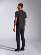 Alpinestars Shaded CSF Tee, zwart T-shirt met korte mouwen, achteraanzicht van mannelijk model dat een zwarte broek en vrijetijdsschoenen draagt, lifestyle motorsportkleding