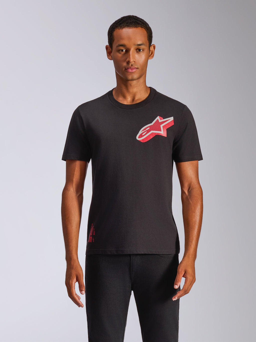 Alpinestars Shaded CSF Tee, T-shirt met korte mouwen, zwart, rood schuin gradient folie Astars-logo, gedragen door model met zwarte broek, casual motorsport streetwear