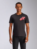 Alpinestars Shaded CSF Tee, T-shirt met korte mouwen, zwart, rood schuin gradient folie Astars-logo, gedragen door model met zwarte broek, casual motorsport streetwear