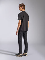 Alpinestars Fasting CSF Tee, T-shirt met korte mouwen, zwart, achteraanzicht op model, casual motorsport streetwear, met een strak en eenvoudig ontwerp en een relaxte pasvorm