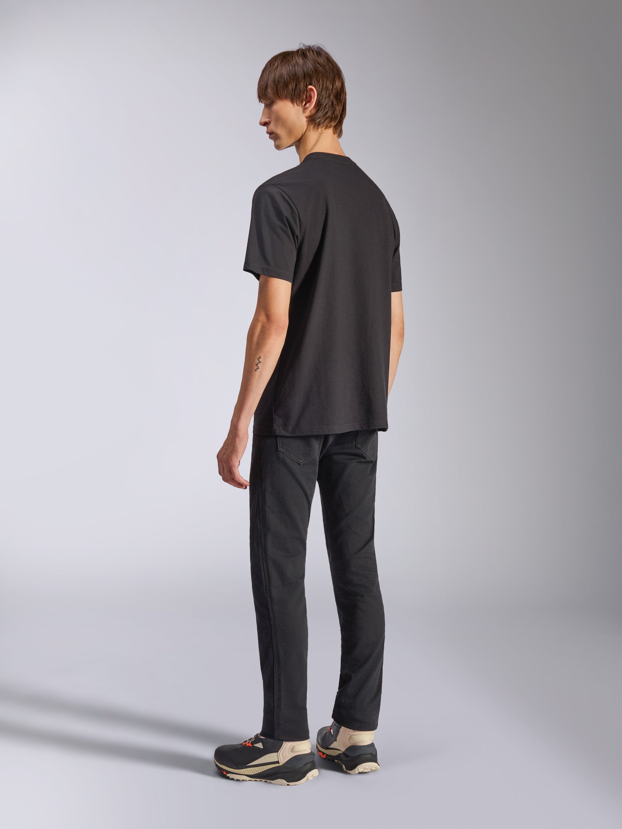 Alpinestars Fasting CSF Tee, T-shirt met korte mouwen, zwart, achteraanzicht op model, casual motorsport streetwear, met een strak en eenvoudig ontwerp en een relaxte pasvorm