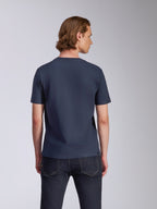 Alpinestars Fasting CSF Tee, T-shirt met korte mouwen, donkerblauw, achteraanzicht, gedragen door model met donkere jeans, casual op motorsport geïnspireerde streetwear