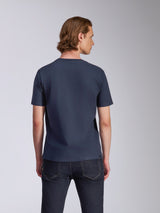 Alpinestars Fasting CSF Tee, T-shirt met korte mouwen, donkerblauw, achteraanzicht, gedragen door model met donkere jeans, casual op motorsport geïnspireerde streetwear