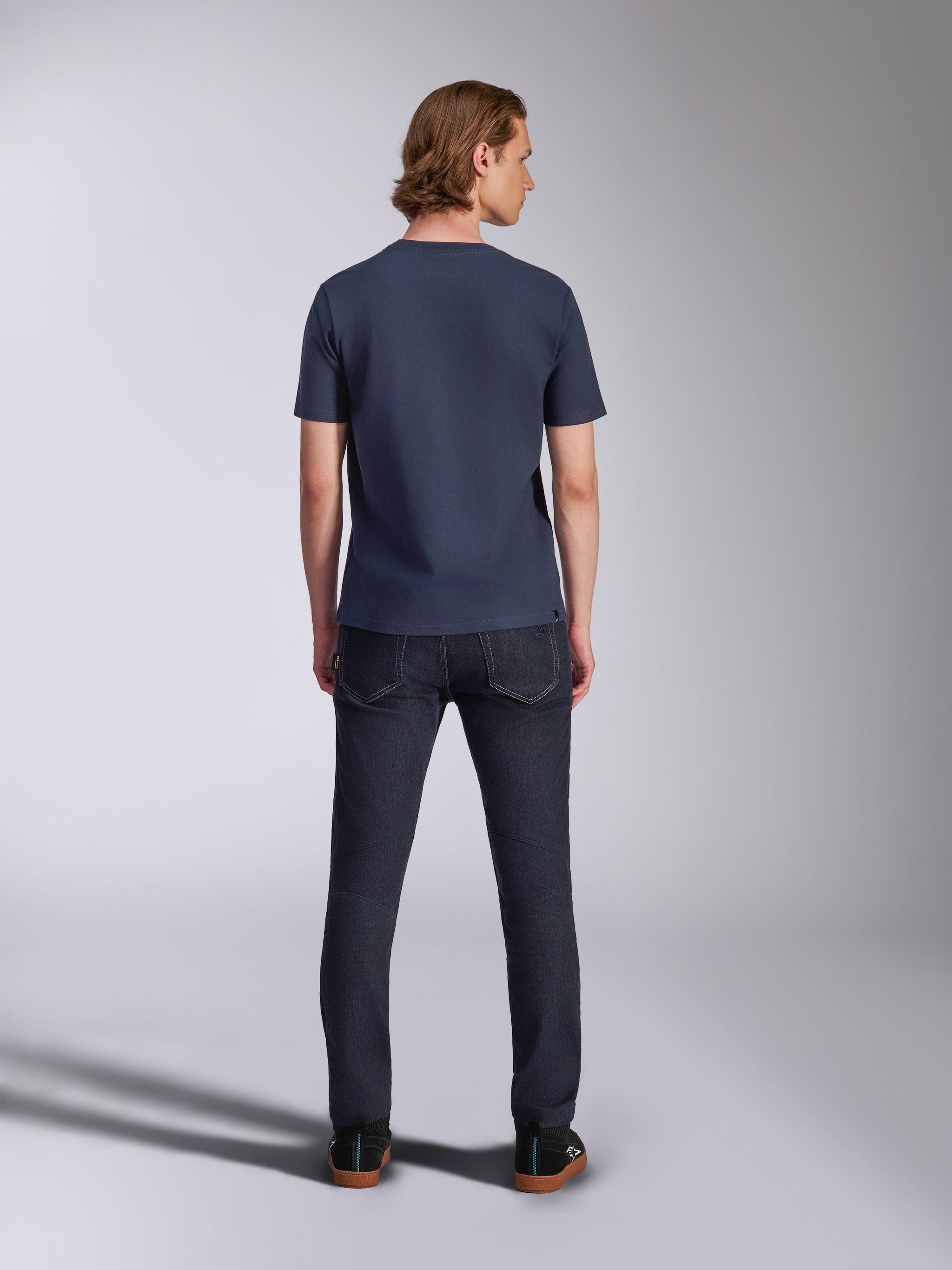 Alpinestars Fasting CSF Tee, T-shirt met korte mouwen, marineblauw, achteraanzicht, gedragen met donkere denim jeans, casual motorsport streetwear