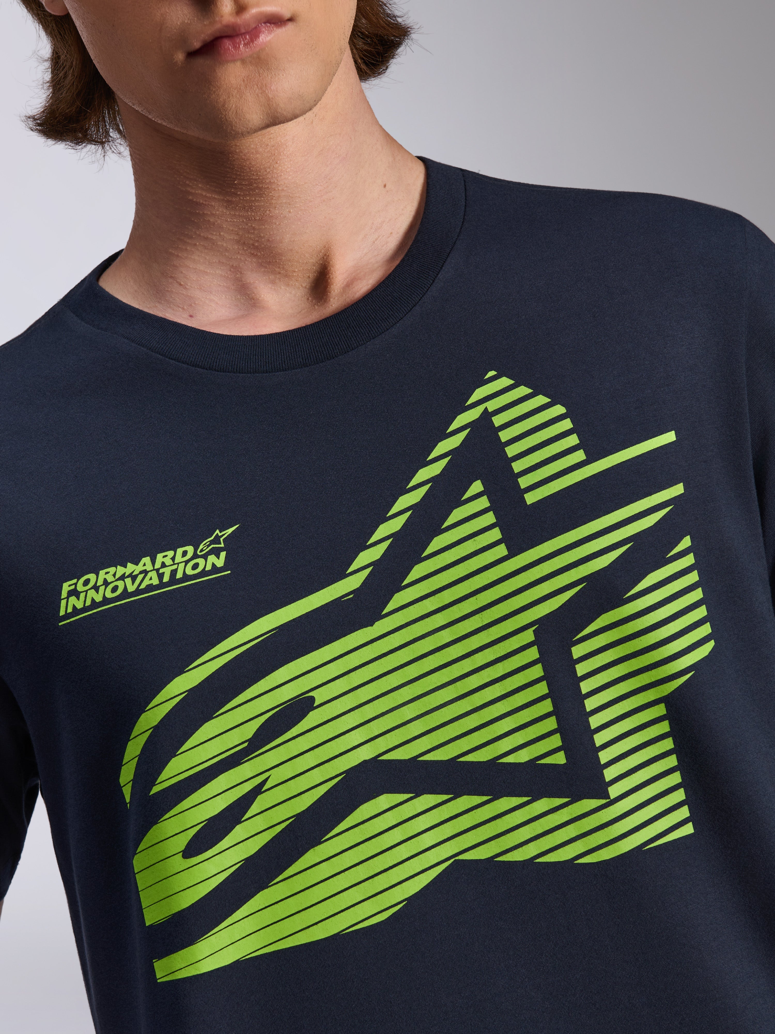 Alpinestars Fasting CSF Tee, T-shirt met korte mouwen, marineblauw, limoengroen geometrisch Astars-logo met horizontale lijnen en 'Forward Innovation' tekst, casual sportkleding
