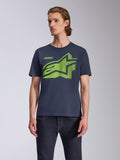 Alpinestars Fasting CSF Tee, T-shirt met korte mouwen, marineblauw, groot limegroen geometrisch Astars-logo, gedragen door model met donkere jeans, casual motorsport streetwear