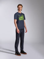 Alpinestars Fasting CSF Tee, T-shirt met korte mouwen, donkerblauw, limoengroen geometrisch Astars-logo, gedragen met donkere jeans en zwarte sneakers, casual motorsport streetwear