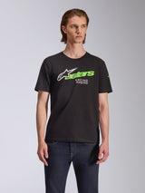 Alpinestars Entitled CSF Tee, t-shirt met korte mouwen, zwart, met een wit en limoengroen Alpinestars-logo met 'Racing Ahead' tekst, casual motorsport-geïnspireerd ontwerp, model draagt shirt met donkere jeans