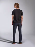 Alpinestars Global CSF Tee, zwart T-shirt met korte mouwen, achteraanzicht van een mannelijk model met een donkere denim jeans, casual streetwear geïnspireerd op de motorsport