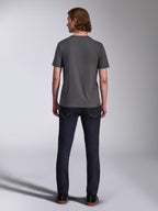 Alpinestars Waving CSF Tee, T-shirt met korte mouwen, Charcoal, achteraanzicht, gedragen met donkere denim jeans, casual op motorsport geïnspireerde streetwear