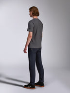 Alpinestars Waving CSF Tee, T-shirt met korte mouwen, Charcoal, achteraanzicht op model, klein zwart sterlogo op de mouw, gedragen met donkere denim jeans en zwarte sneakers, casual motorsport streetwear