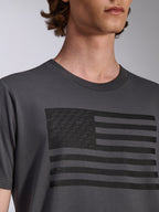 Alpinestars Waving CSF Tee, T-shirt met korte mouwen, antraciet, voorzien van een zwarte vlag-graphic met sterlogo's op de borst, casual motorsport streetwear
