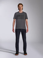 Alpinestars Waving CSF Tee, T-shirt met korte mouwen, houtskoolgrijs, zwarte Blaze 2.0 vlag-stijl logo-opdruk, casual motorsport streetwear, gedragen met donkere denim jeans