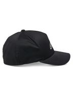 Alpinestars Ageless Reflex Waterproof pet, zwart, zijaanzicht, gebogen klep met gestructureerde kroon, technisch waterdicht materiaal met reflecterend logo-detail, casual performance hoofdbekleding