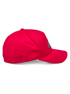 Alpinestars Ageless Reflex Waterproof pet, rood, zijaanzicht van een baseballpet met een gebogen klep en gestructureerde kroon, vervaardigd van technische waterdichte stof met een reflecterend logodetail.