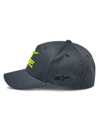 Alpinestars Ride Sonic pet, antraciet en Hi-Vis geel, zijprofiel met gebogen klep en gestructureerde kroon, 3D-geborduurd geel logo op de voorzijde en klein zwart sterlogo op het zijpaneel, casual motorsport pet