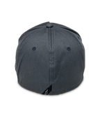 Alpinestars Ride Sonic pet, antracietgrijs, achteraanzicht met flexibele achterkant en klein zwart Alpinestars-logo label, casual motorsport-geïnspireerde hoofdbedekking