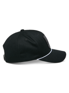 Alpinestars Specific Snapback pet, zwart, zijaanzicht met gebogen klep en witte gevlochten koordafwerking, gestructureerde kroon, casual motorsport hoofdbedekking