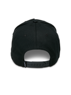 Alpinestars Ageless Snapback pet, zwart, achteraanzicht met verstelbare snapback-sluiting, klein geweven label met sterlogo, gestructureerde kroon van katoenen keperstof, casual motorsport-geïnspireerde hoofdbedekking