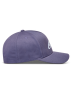 Alpinestars Ageless Snapback Hoed, paarse pet van keperstof met gebogen klep, gestructureerde kroon en geborduurd logo.