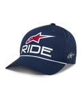 Alpinestars Ride Comp Snapback pet, donkerblauwe baseballpet, wit RIDE- en rood sterlogo, gebogen klep met wit gevlochten koord, casual motorsport hoofdbedekking