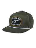 Alpinestars Promptus Snapback pet, militair groen, platte klep met wit gevlochten koord, zwarte geborduurde patch met gouden omlijsting, wit ALPINESTARS RACING AHEAD logo, casual motorsport lifestyle hoofddeksel