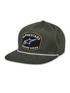 Alpinestars Promptus Snapback pet, militair groen, platte klep met wit gevlochten koord, zwarte geborduurde patch met gouden omlijsting, wit ALPINESTARS RACING AHEAD logo, casual motorsport lifestyle hoofddeksel
