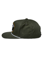 Alpinestars Promptus Snapback pet, Military Green, zijaanzicht met de gestructureerde kroon en platte klep, voorzien van een wit gevlochten koorddetail en een geborduurde logopatch aan de voorzijde, casual hoofddeksel van katoenen keperstof