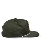 Alpinestars Promptus Snapback pet, Military Green, zijaanzicht met de platte klep en gestructureerde kroon, wit gevlochten koord aan de basis van de kroon, duurzame katoenen keperstof, casual sportief ontwerp
