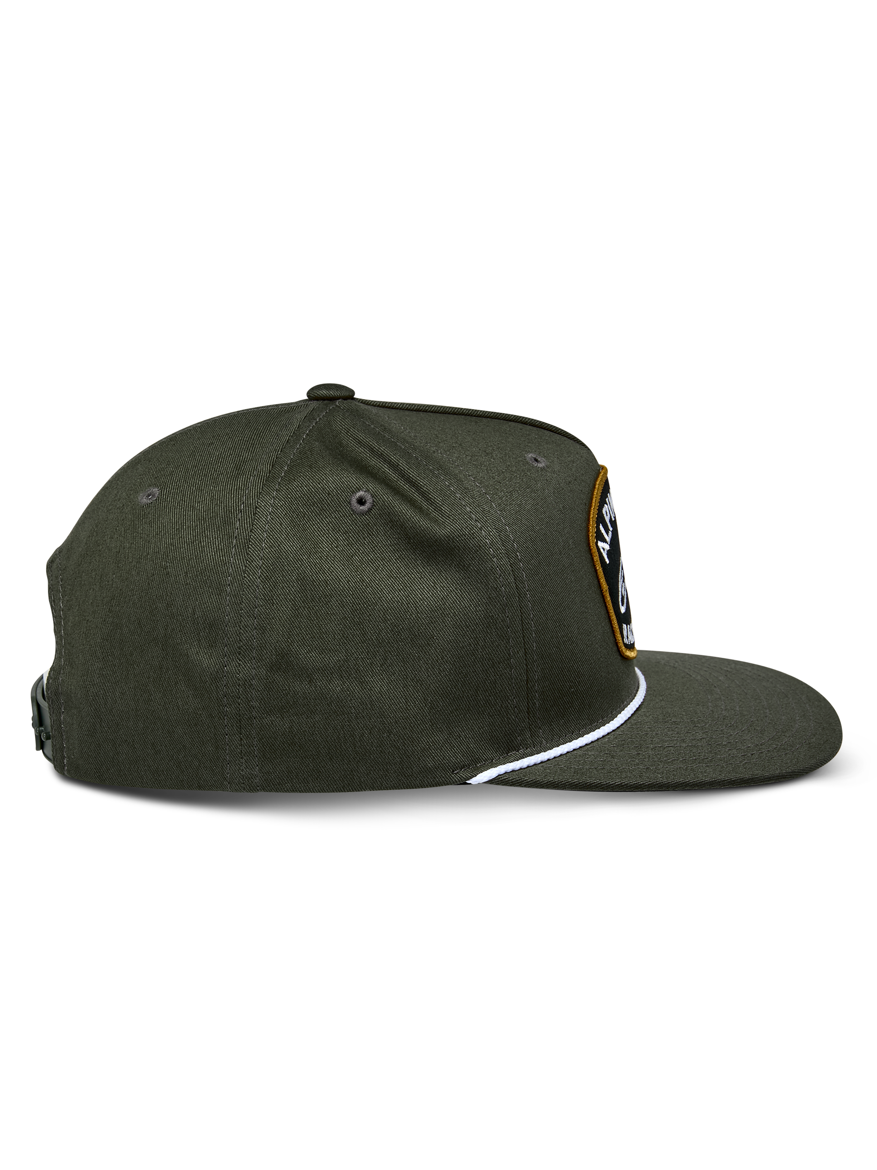 Alpinestars Promptus Snapback pet, Military Green, zijaanzicht met de platte klep en gestructureerde kroon, wit gevlochten koord aan de basis van de kroon, duurzame katoenen keperstof, casual sportief ontwerp
