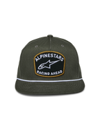 Alpinestars Promptus Snapback pet, Military Green, gestructureerde kroon met platte klep, grote patch aan de voorzijde met wit 'Alpinestars Racing Ahead' borduurwerk en gouden rand, wit gevlochten koorddetail, casual motorsport hoofdbedekking