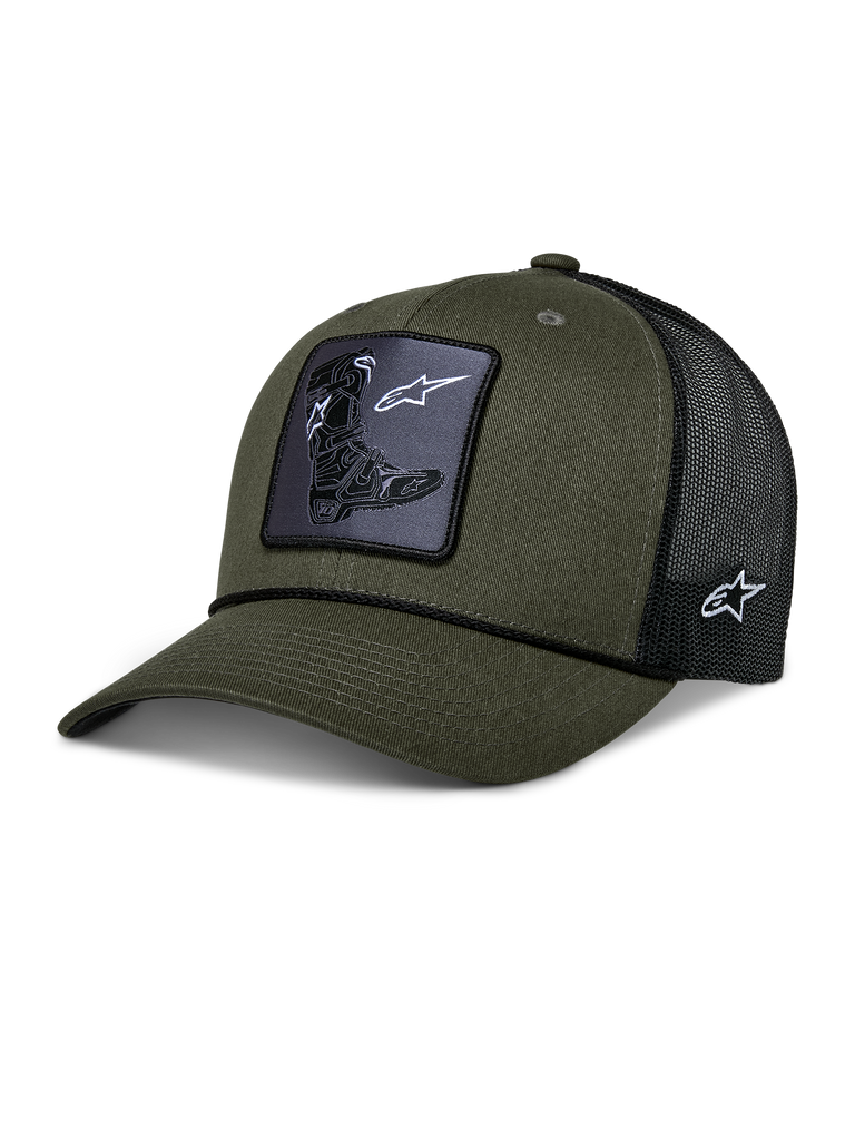 Alpinestars Booted Trucker pet, truckerpet, legergroen en zwart, met een geweven Tech Boot-patch op de voorkant, gevlochten koordafwerking en zwarte mesh achterkant met geborduurd logo aan de zijkant