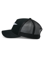 Alpinestars Ageless Trucker pet, zwart, zijaanzicht, gestructureerde katoenen twill voorzijde met wit geborduurd Astars-logo, ademende zwarte mesh achterkant, gebogen klep, casual motorsport hoofddeksel