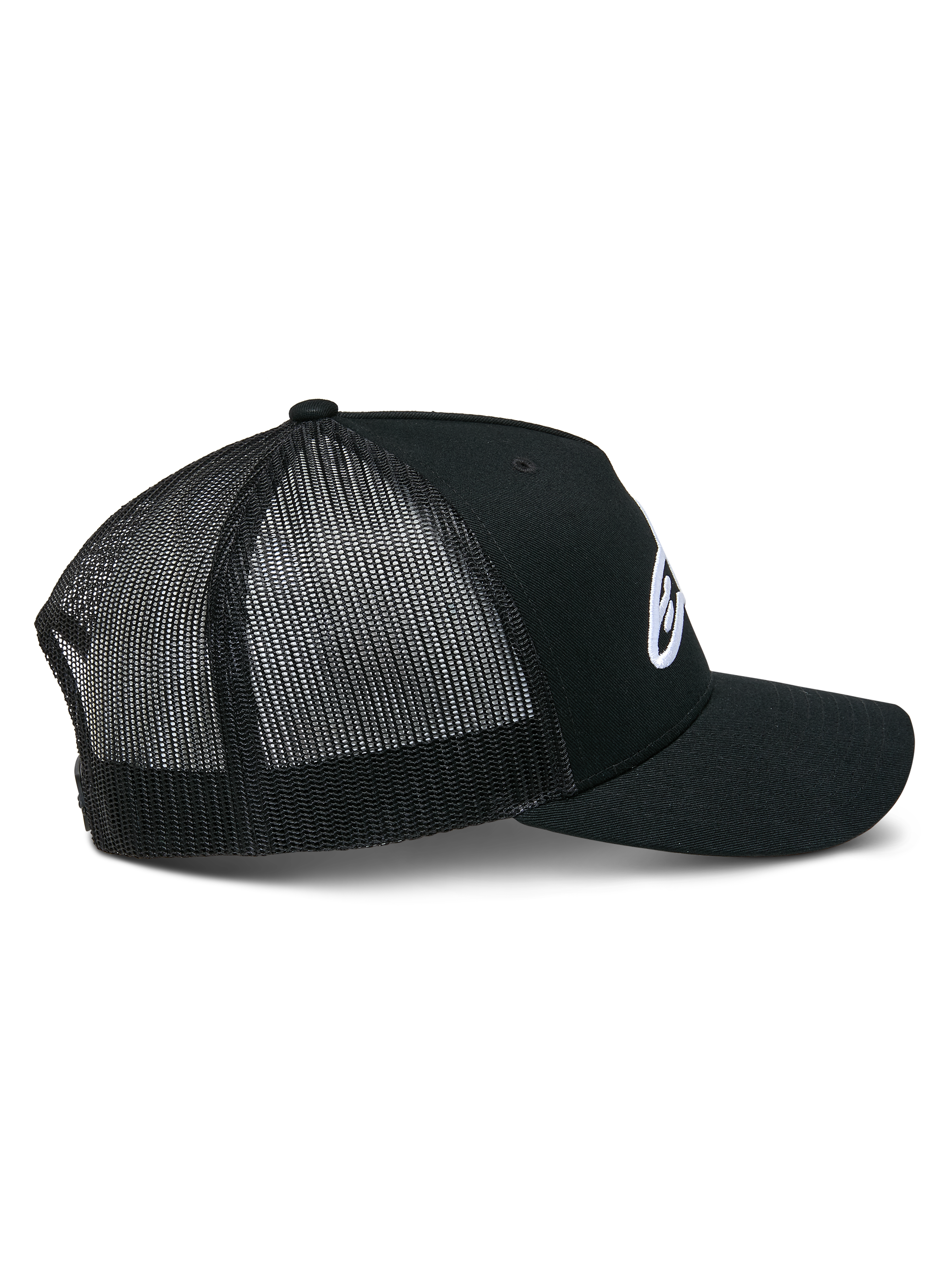 Alpinestars Ageless Trucker pet, zwart, zijaanzicht met gestructureerde kroon en wit geborduurd Astars-logo, gebogen klep en ademende zwarte poly mesh panelen aan de achterkant.