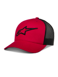 Alpinestars Ageless Trucker pet, rood met zwart mesh achterpaneel, baseballcap met gebogen klep, 3D-geborduurd zwart Astars-logo, gestructureerde kroon, casual motorsport sportkleding