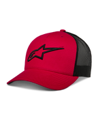 Alpinestars Ageless Trucker pet, rood met zwart mesh achterpaneel, baseballcap met gebogen klep, 3D-geborduurd zwart Astars-logo, gestructureerde kroon, casual motorsport sportkleding
