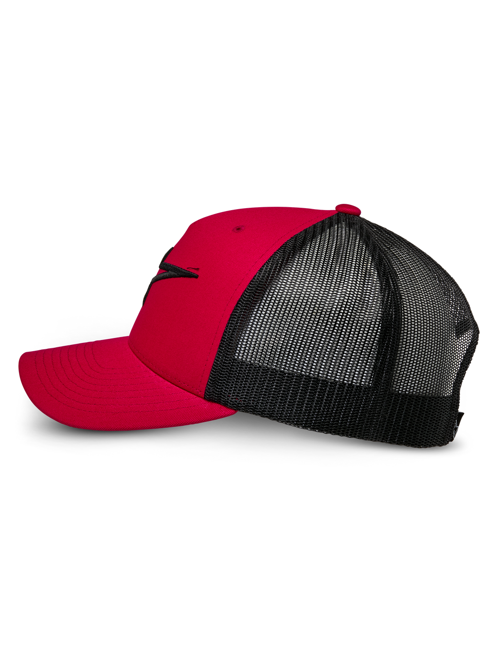 Alpinestars Ageless Trucker pet, rood en zwart, zijaanzicht met gebogen klep en gestructureerde voorzijde met zwart 3D-geborduurd Astars-logo, zwarte mesh achterkant voor ademend vermogen, klassiek motorsport-geïnspireerd ontwerp