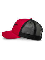 Alpinestars Ageless Trucker pet, rood en zwart, zijaanzicht met gebogen klep en gestructureerde voorzijde met zwart 3D-geborduurd Astars-logo, zwarte mesh achterkant voor ademend vermogen, klassiek motorsport-geïnspireerd ontwerp
